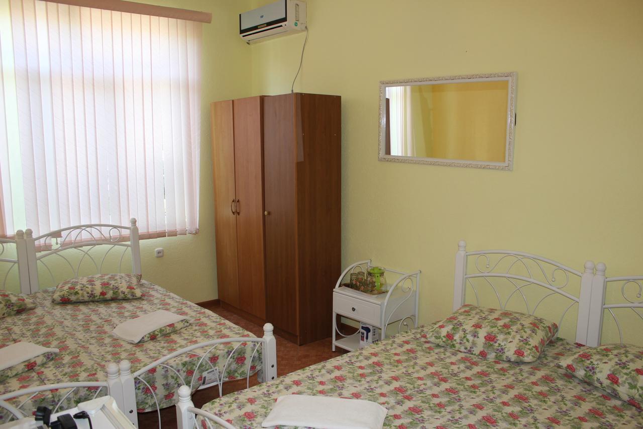 Emiliya Guest House Gagra Bagian luar foto