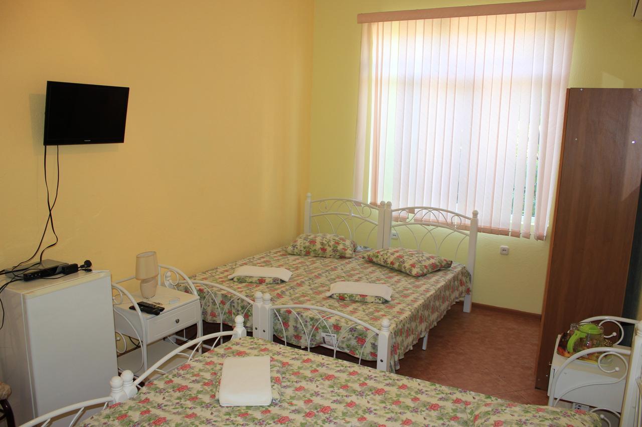 Emiliya Guest House Gagra Bagian luar foto